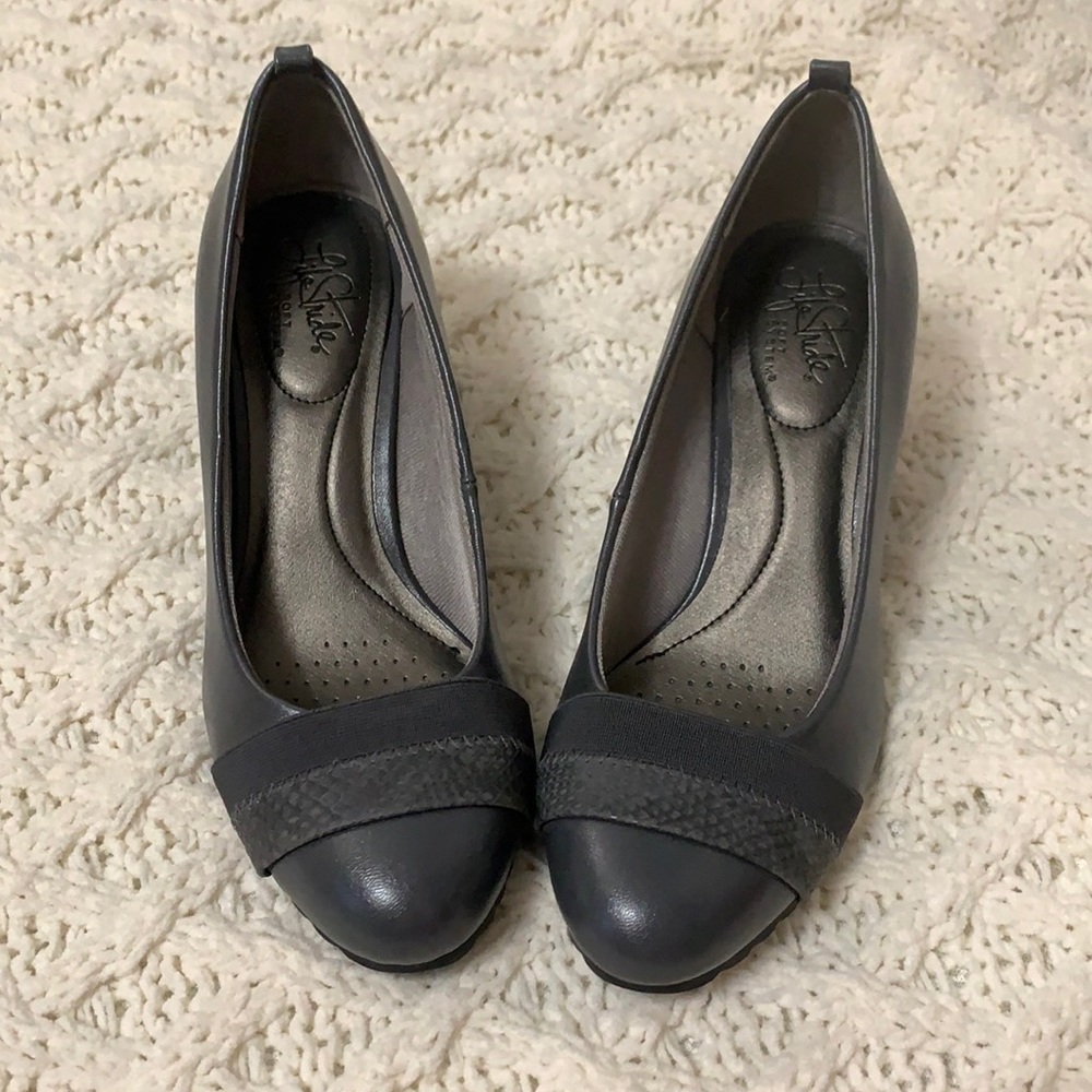 LIFE STRIDE women’s gray wedges-size 8.0